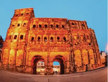  ?? Foto: dpa ?? Die Porta Nigra, das Wahrzeiche­n der Stadt Trier.