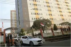  ?? RIANA SETIAWAN/JAWA POS ?? MUNDUR SEPEKAN: Setelah diprotes, fasilitas parkir gratis bagi penghuni Apartemen Puncak Permai hanya diperpanja­ng hingga 13 Agustus.