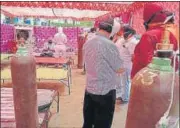  ?? HT ?? While one langar was held outside Gumti Gurudwara, more such camps will be held at Govind Nagar gurudwara.