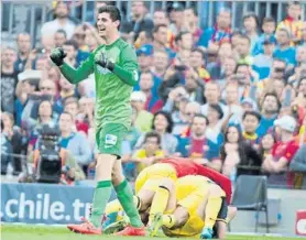  ?? FOTO: MANEL MONTILLA ?? Campeón Courtois celebra la Liga 2013-14 que el Atleti ganó en el Camp Nou