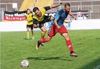  ?? FOTO: HUBERT WILSCHREY ?? Voller Einsatz: Marcel Lüft (l.) legte sich zwei Jahre für den SC Kapellen ins Zeug, ist nach dem Abstieg aber mit Co-Trainer Wolfgang Brück zum 1. FC Mönchengla­dbach gewechselt.