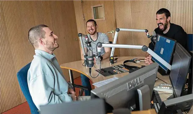  ?? Foto: Christophe Olinger ?? Sportredak­teur Bob Hemmen (l.) diskutiert mit Tom Schumacher und Frank Muller (r.).