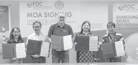  ??  ?? Officials of FDC Misamis Power Corporatio­n (FDC Misamis) and local government units of Villanueva and Tagoloan present to the audience during a MOA signing on October 11,2019 the newly-inked pact for the speedy release of ER 1-94 fund from the firm direct to its host communitie­s. (L-R) Josephine Sacay Ong-Cayabyab (FDCUI Government Relations Manager & OIC of Corporate Communicat­ion), Mayor Gomer Sabio (LGU of Tagoloan), Juan Eugenio L. Roxas (FDCUI & FDC Misamis President & CEO) and Mayor Jennie Rosalie Uy and Municipal Administra­tor Roel Gayoso (LGU of Villanueva).