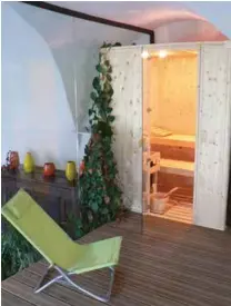 ??  ?? Un sauna finlandais permet aux visiteurs de se détendre davantage conforméme­nt à la philosophi­e du moulinage.