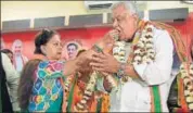  ?? PRABHAKAR SHARMA ?? CM Vasundhara Raje welcomes Kirori Lal Meena.