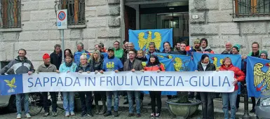  ??  ?? Sulle barricate I battaglier­i separatist­i di Sappada schierati con gli striscioni durante una manifestaz­ione a favore del passaggio del paese dal Veneto al Friuli Venezia Giulia