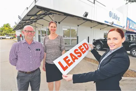  ?? Picture: SCOTT RADFORD- CHISHOLM ?? SUPPORT: Campus manager Leanne Garrett ( centre)with trainer Greg Latham and agent Renee Nicol.