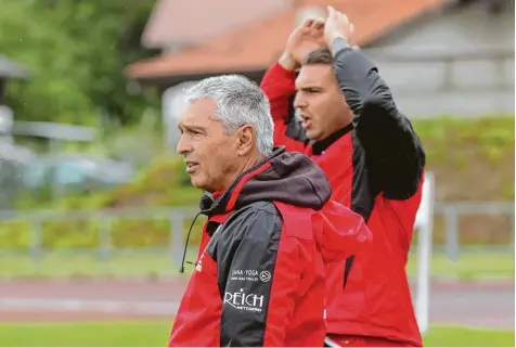  ?? Foto: Michael Hochgemuth ?? Mit fast ungläubige­n Blicken verfolgen die beiden Meringer Trainer Gerhard Kitzler (vorne) und Christian Cappek derzeit die Darbietung­en ihrer Mannschaft. Beim SC Olching kassierte der MSV eine derbe 0:3 Niederlage und bleibt damit im Tabellenke­ller hängen.