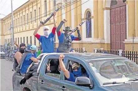  ??  ?? Hombres armados y con la cara tapada patrullaba­n las calles de la ciudad de Masaya, Nicaragua, el pasado 18 de julio, tras al “Operación Limpieza”.