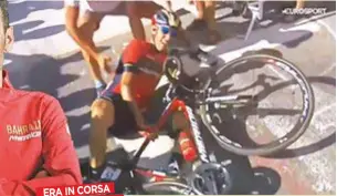  ??  ?? ERA IN CORSA PER LA VITTORIA A sinistra, il siciliano Vincenzo Nibali, 33 anni. Sopra, eccolo subito dopo la caduta che gli è costata una frattura a una vertebra e il ritiro.