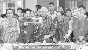  ?? — Gambar Bernama ?? GAUL: Najib menggaul ‘Yee Sang’ pada majlis Rumah Terbuka Tahun Baharu Cina Huazong di Wisma Huazong dekat Kuala Lumpur, semalam. Turut sama, Presiden Huazong Pheng Hin Yuah (dua kiri), Presiden MCA Datuk Seri Liow Tong Lai (kiri) dan Presiden Parti...