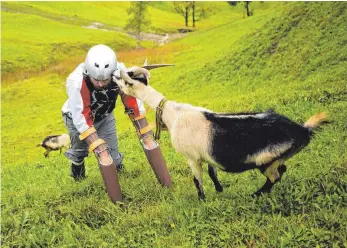  ?? FOTO: TIM BOWDITCH ?? Feldforsch­ung der besonderen Art: Thomas Thwaites hat 2016 Urlaub vom Menschsein genommen und als Ziegenmann eine Woche in den Schweizer Alpen unter Bergziegen gelebt.