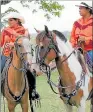  ??  ?? Las mujeres montuvias muestran su destreza con el caballo.