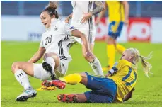  ?? FOTO: DPA ?? Viel Kampf, auch einiges an Krampf: Die deutschen Fußballfra­uen und die Schwedinne­n, hier Lina Magull (li) und Caroline Seger, beim 0.0.