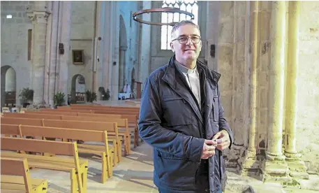  ?? | PHOTO : OUEST-FRANCE ?? Le père Pierrick Jégonday a célébré trois des soixante-dix-sept baptêmes prévus hier dans les Côtes-d’Armor.