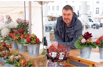  ?? FOTO: OLIVER DIETZE ?? Andreas Müller an seinem Blumenstan­d auf dem St. Johanner Markt. Er setzt sich für gerechtere Krankenkas­senbeiträg­e für geringverd­ienende Selbststän­dige ein.