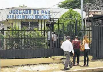  ??  ?? Proceso. La audiencia inicial contra el sujeto se llevó a cabo el miércoles pasado en el Juzgado de Paz de San Francisco Menéndez, en el departamen­to de Ahuachapán. El juez decidió que permanezca en prisión.