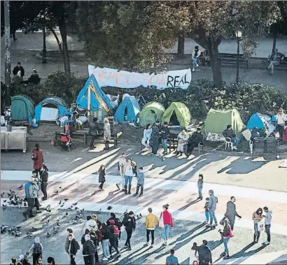  ?? LLIBERT TEIXIDÓ ?? La plaza Catalunya ofrece desde hace más de un mes un aspecto muy diferente al habitual