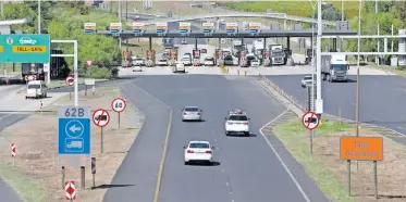  ?? HOLIDAYMAK­ERS at the Hugenot Toll Gate. | LEON LESTRADE Independen­t Newspapers ??