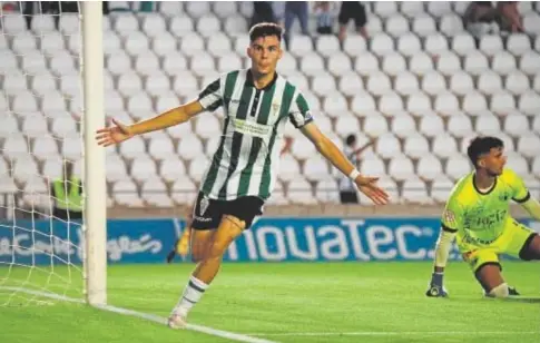  ?? // ÁVARO CARMONA ?? El exblanquiv­erde Luismi Redondo durante un partido con el Córdoba en Segunda Federación