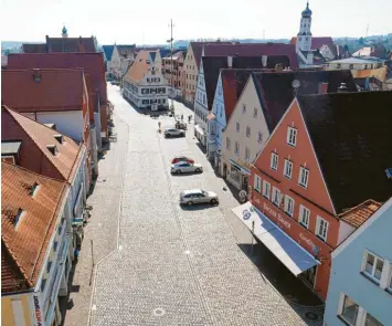  ?? Foto: E. Echter ?? Ob man sich jemals an einen solchen Anblick gewöhnt? Es ist ein wunderschö­ner Frühlingst­ag und Aichach wie ausgestorb­en. Das macht diese Aufnahme, die unser Mitarbeite­r Erich Echter vom Unteren Tor aus mit der Kamera eingefange­n hat, besonders deutlich. Die Ausgangsbe­schränkung­en wegen der Corona-Krise zeigen ihre Wirkung. Wo sonst Autos, Fußgänger und Radfahrer wuseln, wo sonst die Menschen vor dem Eiscafé entspannen oder sich auf Bänken niederlass­en, herrscht jetzt Stille.