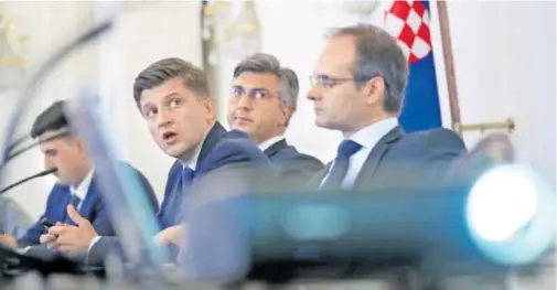  ?? PATRIK MACEK/PIXSELLL ?? Ministar financija Zdravko Marić i premijer Plenković rješenja su predstavil­i početkom mjeseca