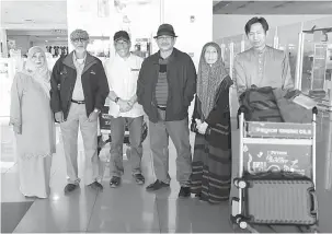  ??  ?? UNTUK ALBUM: Mohd Saiful (tiga kanan) serta isteri, Syafarani, Saleh (tiga kiri) dan Pharo (dua kiri) merakam kenangan di Lapangan Terbang Kuching sebelum berlepas ke ibu negara untuk mengikuti penerbanga­n ke Kemboja yang dijadualka­n pada hari sama,...