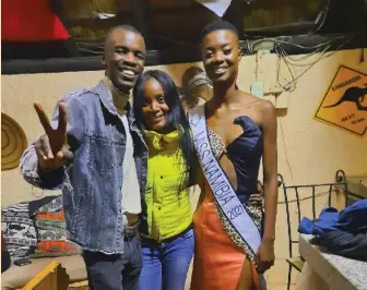  ?? Photos: Contribute­d ?? Family time… Chelsi Shikongo (R) posing for the camera with her brother Rudie Shikongo and her mother, Marry Shikongo.