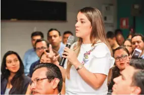  ??  ?? Su ejemplo. Sofía Aparicio, fundadora de la tienda de ropa April Store, compartió su experienci­a como emprendedo­ra.