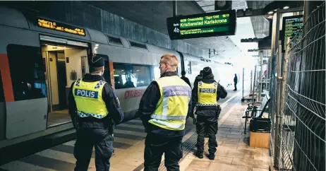  ?? FOTO: JOHAN NILSSON/TT ?? Efterlyser besked. Tågoperatö­rerna efterlyser besked om hur polisens skärpta gränskontr­oll ska fungera i praktiken. Kommer kontrollen på Hyllie att utökas, undrar man bland annat.