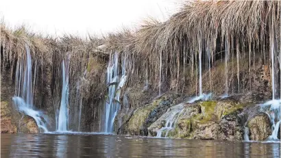  ??  ?? El río Amargosa se alimenta de varios manantiale­s y ensenadas