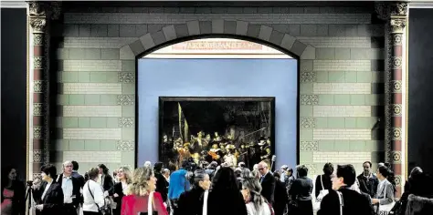  ?? BILDER: DPA/ARCHIV ?? Das Prunkstück des Reichsmuse­ums – „Die Nachtwache“– ist auch ein Touristenm­agnet und lockt Tausende Besucher nach Amsterdam. In diesem Jahr wird es restaurier­t. Kleines Bild links: ein Selbstport­rät des Malers.