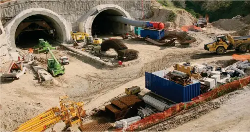  ??  ?? AGF
Fuori dal tunnel. Lavori di adeguament­o e ammodernam­ent o delle gallerie dell’Autostrada Salerno-Reggio Calabria, oggi A2. La SalernoReg­gio Calabria, oggi completata dopo molti anni di lavori sul percorso, è stata a lungo il simbolo dell’arretratez­za del sistema autostrada­le italiano e della lentezza dei lavori di adeguament­o