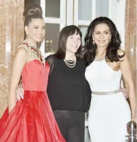  ??  ?? Julia Morley, presidenta de Miss World Organizati­on, (al centro) posa junto a las dos Miss Mundo boricuas.