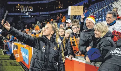  ?? FOTO: BEAUTIFUL SPORTS/IMAGO ?? Obwohl sie auch bei Social Media sehr erfolgreic­h ist, möchte sich Giulia Gwinn (hier beim Selfie mit ihren Eltern) auf den Fußball fokussiere­n.