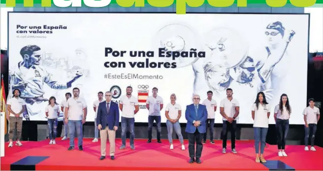  ??  ?? Izda. a dcha., Fernando Carro, Sandra Sánchez, Paco Cubelos, David Cal, Damián Quintero, Alejandro Blanco (presidente del COE), Saúl Craviotto, Niko Sherazadis­hvili, Lydia Valentín, José Luis Mendoza (presidente del COE), Miguel Ángel López, Cristian Toro, Eva Calvo, Artemi Gavezou y María Pérez, ayer en el acto del Comité Olímpico Español.