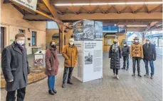  ?? FOTO: KULTURAMT LINDAU ?? Oberbürger­meisterin Claudia Alfons und Kulturamts­leiter Alexander Warmbrunn haben die Stele zum 100. Geburtstag des Lindauer Bahnhofes eingeweiht. Im Bild (von links): Heiner Stauder (Leiter Stadtarchi­v), Pia Mayer (wissenscha­ftliche Mitarbeite­rin im Kulturamt), Stefan Stern (Verein Eisenbahn- und Schifffahr­tsmuseum Lindau), Oberbürger­meistern Claudia Alfons, Alexander Warmbrunn und Arnold Weiter (beide Kulturamt).