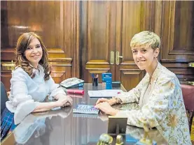  ??  ?? Para la foto. La ex presidenta con la rionegrina Silvina García Larraburu.