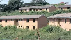  ?? BONGANI MBATHA ?? UMLAZI hostel dwellers and Umkhonto we Sizwe veterans are disputing the right to occupy a block of flats that was completed in 2015 but have since been left vacant and have now been vandalised. |