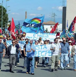  ??  ?? Una manifestaz­ione dei dipendenti Melegatti.Situa zione difficile da risolvere. Resta aperta l’ipotesi di acquisizio­ne da parte di Hausbrandt. Anche la Regione ha garantito il suo supporto