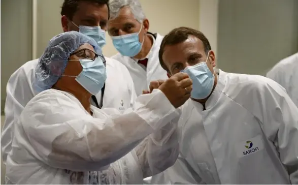  ?? Photo Laurent Cipriani. AP ?? Lors de la visite d’Emmanuel Macron dans le laboratoir­e Sanofi de Marcy-l’Etoile, près de Lyon, le 16 juin.