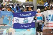  ?? JAVIER ROMUALDO EFE ?? Unas personas con bandera de El Salvador se manifiesta­n a favor del programa TPS en 2018.