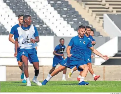  ?? ERASMO FENOY ?? Aly Coulibaly (6) y Jesús M;uñoz (4), durante un entrenamie­nto.