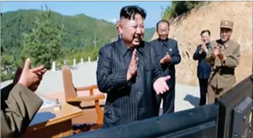  ?? FOTO: AP ?? Kim Jung-un kunne til stor begejstrin­g betragte affyringen af en ballistisk missil i sommer.