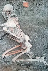 ?? ?? Uno de los esqueletos hallados recienteme­nte