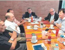  ??  ?? ACERCAMIEN­TO. Reunión sostenida ayer entre los miembros de la junta de convocante­s y el representa­nte de Naciones Unidas.