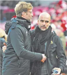  ??  ?? CHAMPIONS LEAGUE ► Jürgen Klopp y Pep Guardiola se saludan en el estadio Anfield.