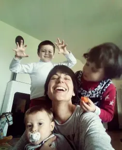  ??  ?? Sorridenti Anna coni figli Davide (5 anni), Giulia (4) e il piccolo Rocco (1)