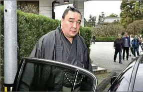  ??  ?? Le sumotori Harumafuji s’est excusé devant la presse, mardi.