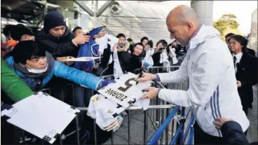  ??  ?? ÍDOLO EN TODO EL MUNDO. Zidane firma autógrafos durante la estancia del Madrid en Japón.